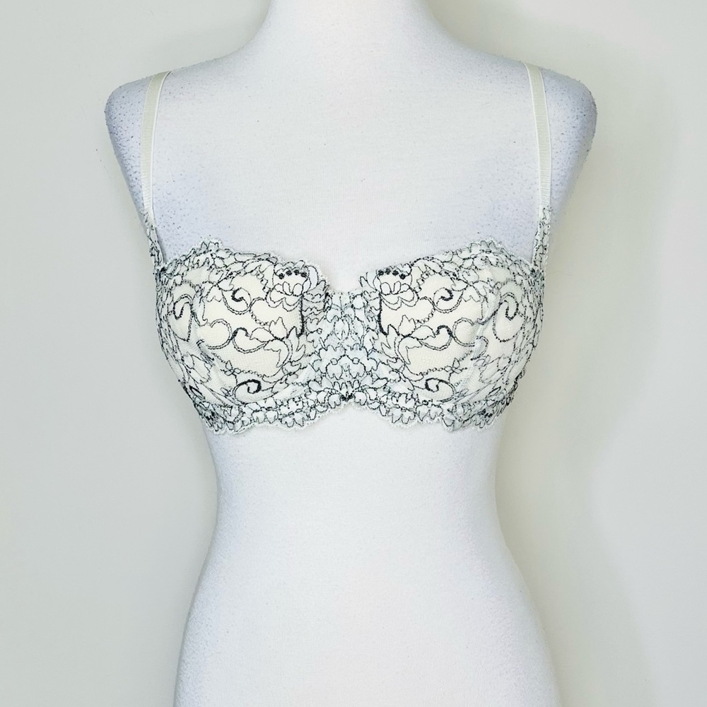 WonderBra Innovative No Poke Underwire Ivory Bra with Blue Embroidery Size 34B